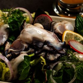 상품 이미지: (신선집중) 통영산  통통 생굴 속살 1kgx2 총2kg / 2개 이상 구매시 초장증정