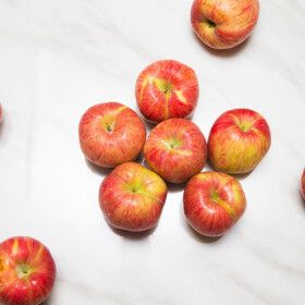 상품 이미지: 사과를 박스채 담아 못난이 3kg(20~30과)꼬마크기/상처과 / 햇사과