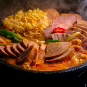 상품 이미지: 아빠식당 리얼 햄듬뿍 부대찌개 600g 4팩(+사리면 증정) / 2세트이상 구매 시 2000원 할인