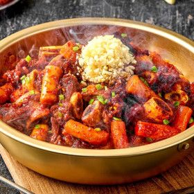 상품 이미지: 대구10미 동인동 매콤 소갈비찜 900gx2팩 (총 1.8kg) / 대구 명물 정석 소 갈비찜 (완조리 후 중량)