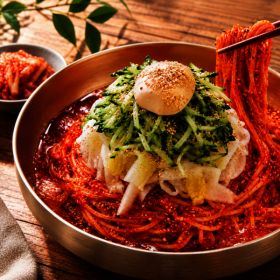 상품 이미지: 일산비빔국수 새콤달콤 비빔국수 8인분세트 새콤달콤 생면 줄서서먹는 맛집