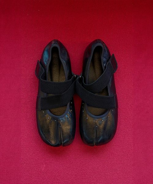 상품 이미지: TABI POINT FLAT SHOES IN BLACK