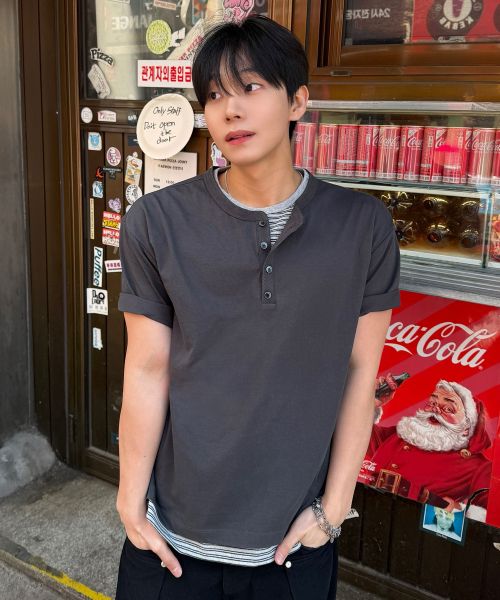 상품 이미지: [크롭] 스트라이프 레이어드 헨리넥 반팔 티셔츠_차콜
