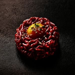 상품 이미지: (럭키푸드) 투뿔 1++ 한우 육회 200g 특수 진공 포장 (간장맛 소스 고추장맛 소스) 지마켓 단독특가