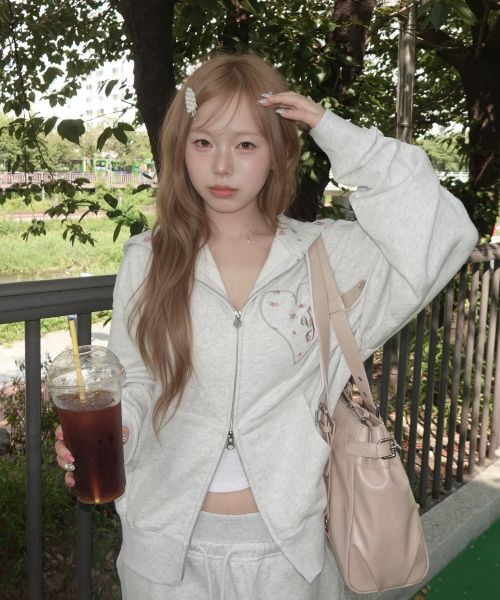 상품 이미지: [주영X유희] YOUHEE HEART APPLIQUE HOOD ZIP-UP_LIGHT GREY
