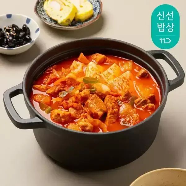 상품 이미지: [쿡솜씨] 돼지고기김치찌개 저온숙성김치 다시마육수 찌개소스 신선야채 밀키트