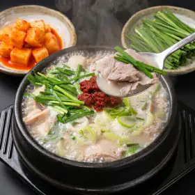 상품 이미지: 옥구촌 한돈 돼지국밥 600g 5팩 (총3kg)+다대기 30g 5팩증정 한우 한돈 사골 블렌딩 수육용 전후지 모듬