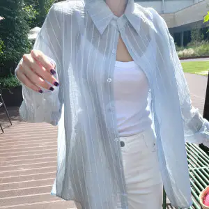 상품 이미지: 안녕윤수야 로얄시스루 뒷트임셔츠